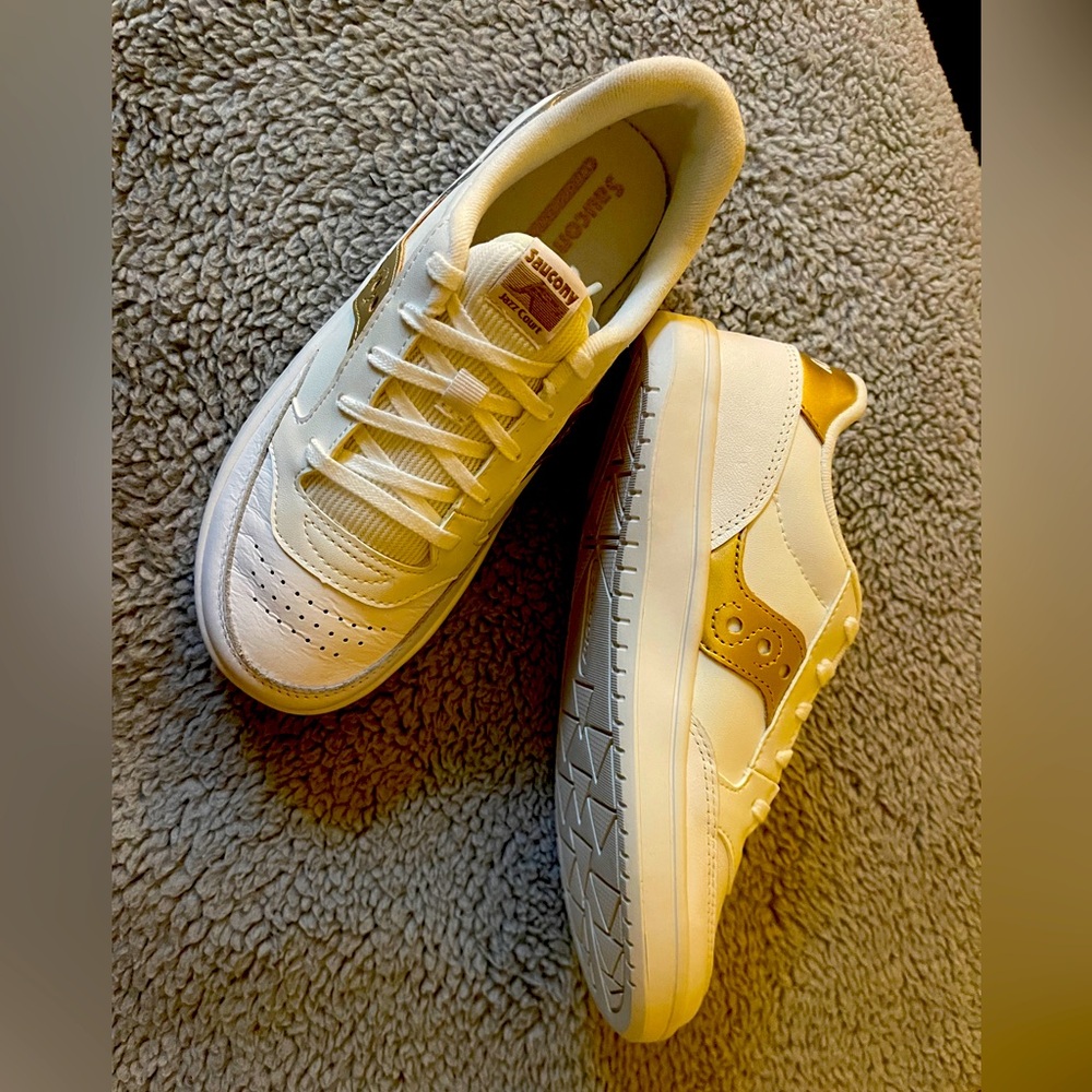 Saucony Jazz Court girls sneakers. New in box. White with gold. Size 4M
